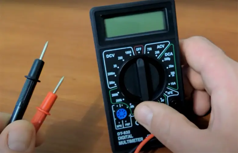 How to Use a Multimeter to Test Voltage of Live Wires? - ElectronicsHacks