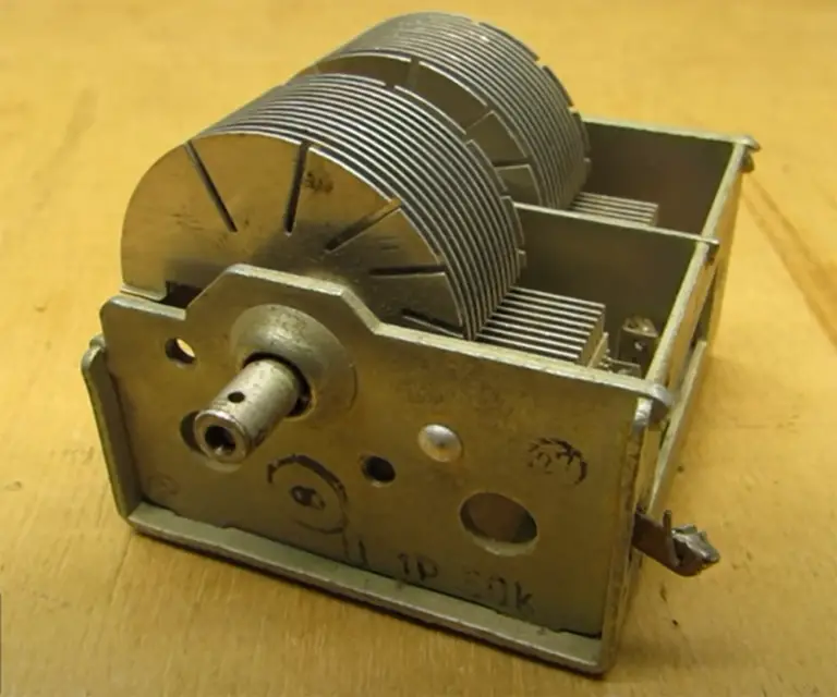 What Does a Capacitor Do? ElectronicsHacks