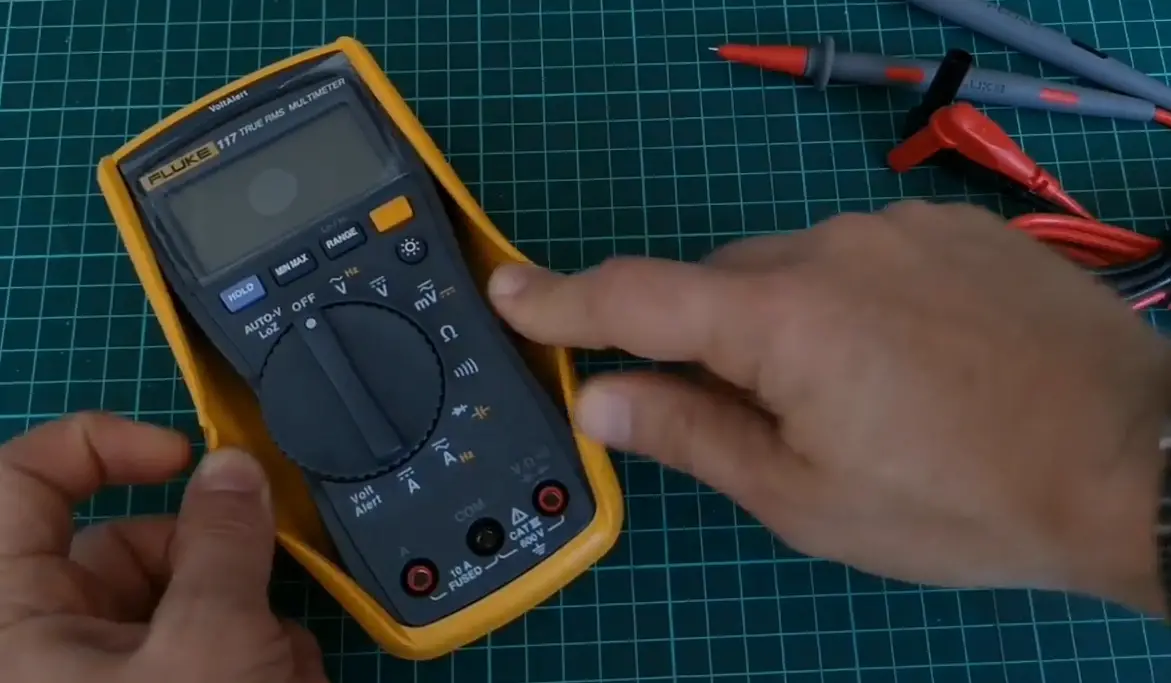 Fluke 117 vs. 179 Which Multimeter is Better? ElectronicsHacks
