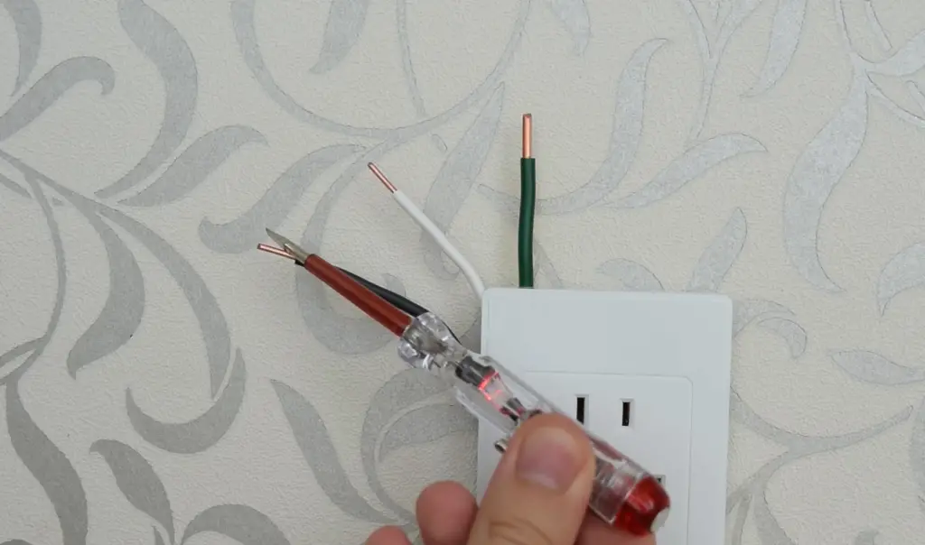Detecting a Hot Wire Using a Light Bulb
