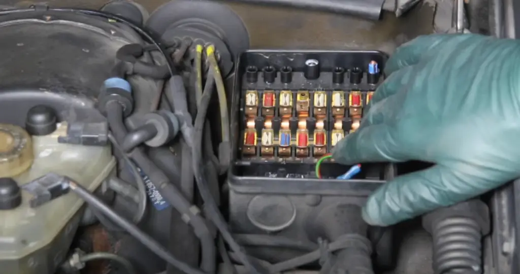 How Do You Remove a Car Fuse Without a Tool?