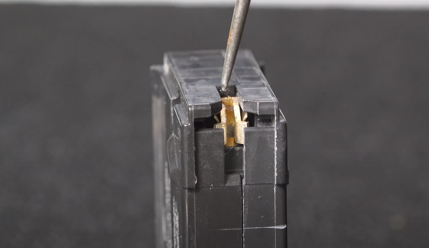How to Replace a Fuse in a Fuse Box? ElectronicsHacks