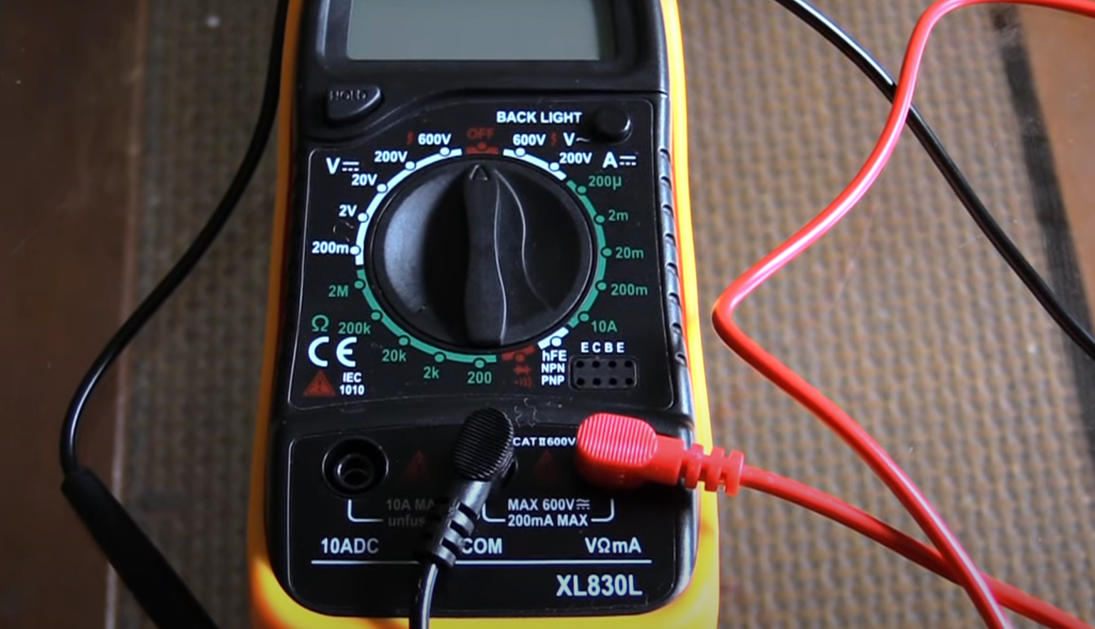 How to Test a Light Socket With a Multimeter? - ElectronicsHacks