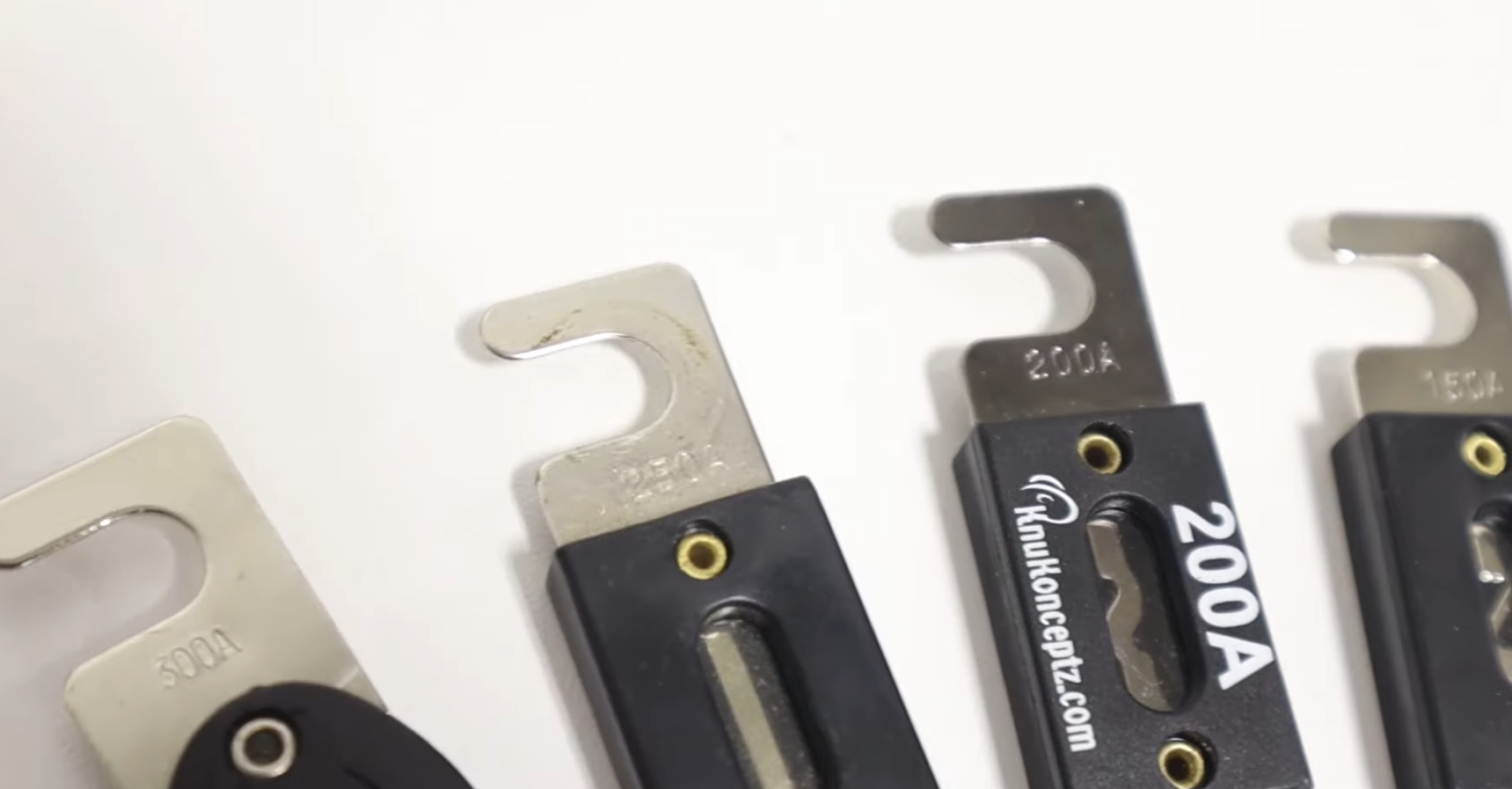 What Size Fuse for 3000 Watt Amp? ElectronicsHacks