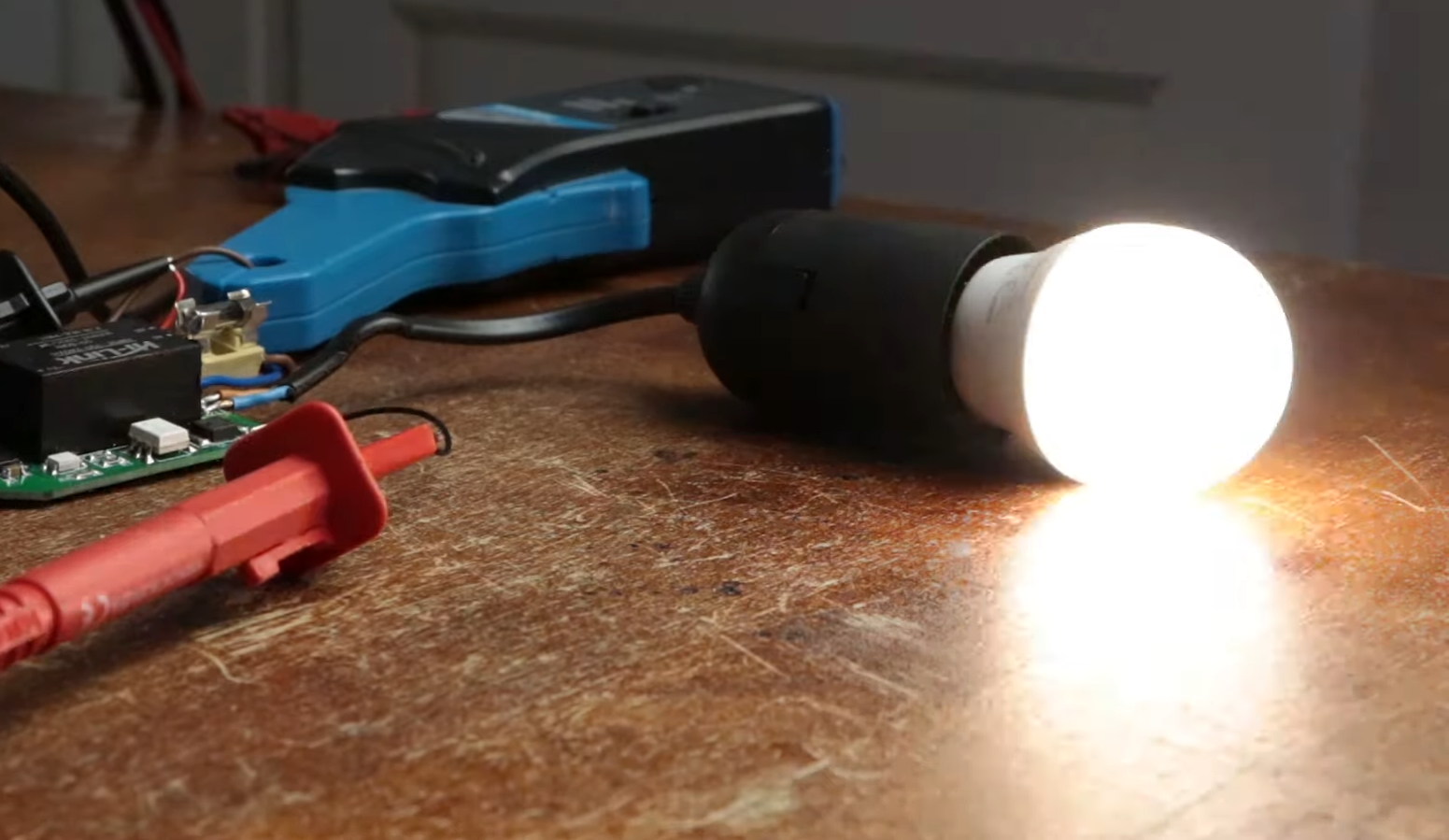 Does a Dimmer Switch Reduce Voltage or Amperage? ElectronicsHacks