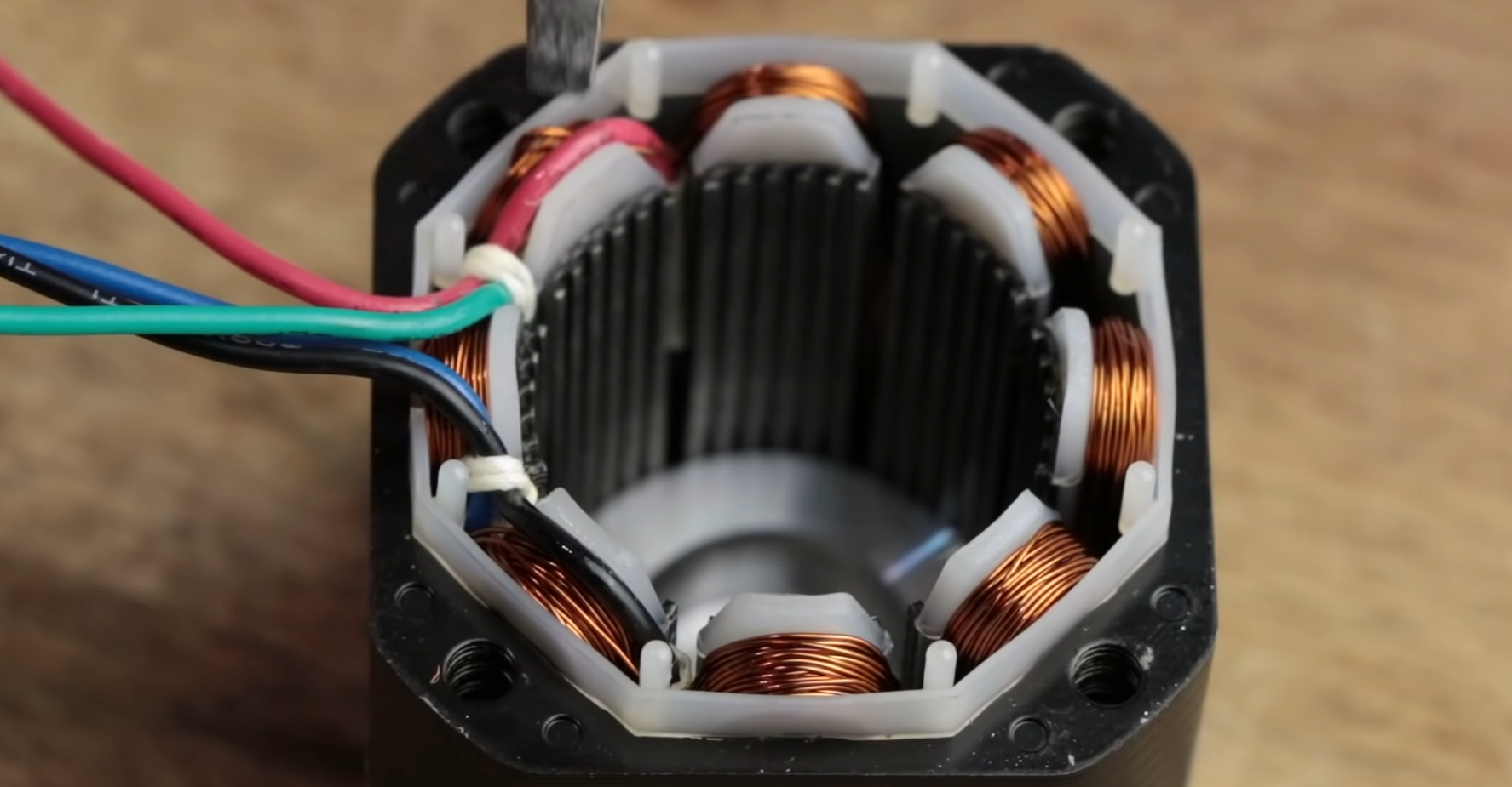 How Does a Stepper Motor Work? - ElectronicsHacks