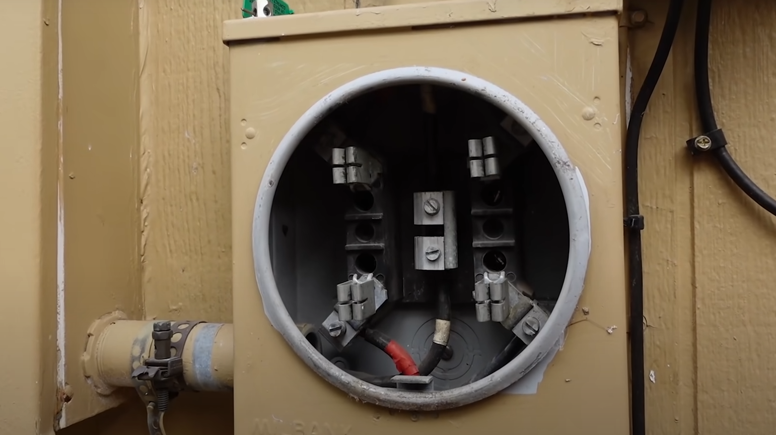 How Much Does an Electrician Make in Florida? ElectronicsHacks