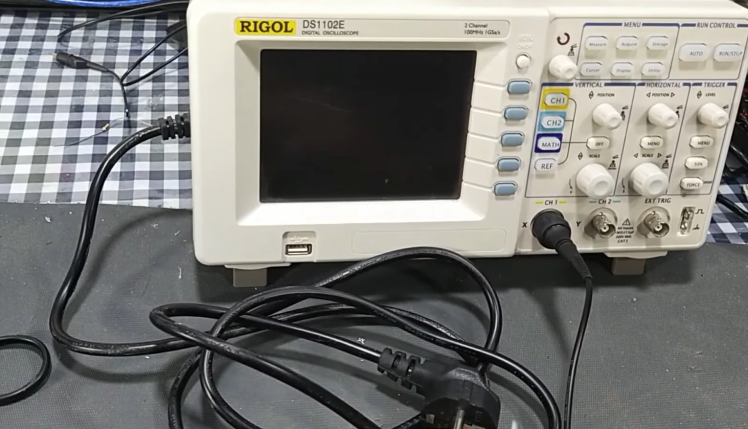 What Does an Oscilloscope Measure? ElectronicsHacks