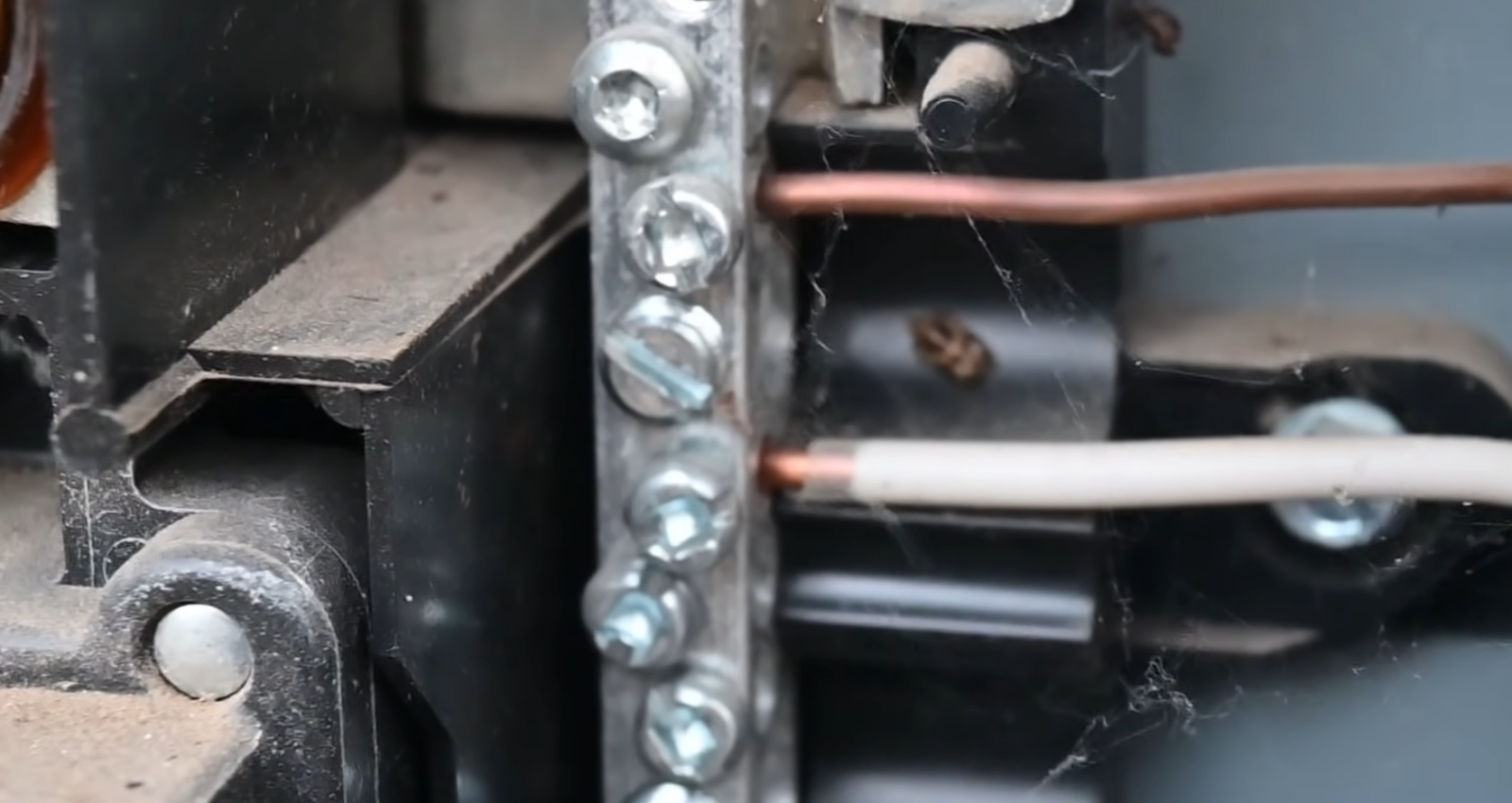 Why Is My Ground Wire Hot? ElectronicsHacks