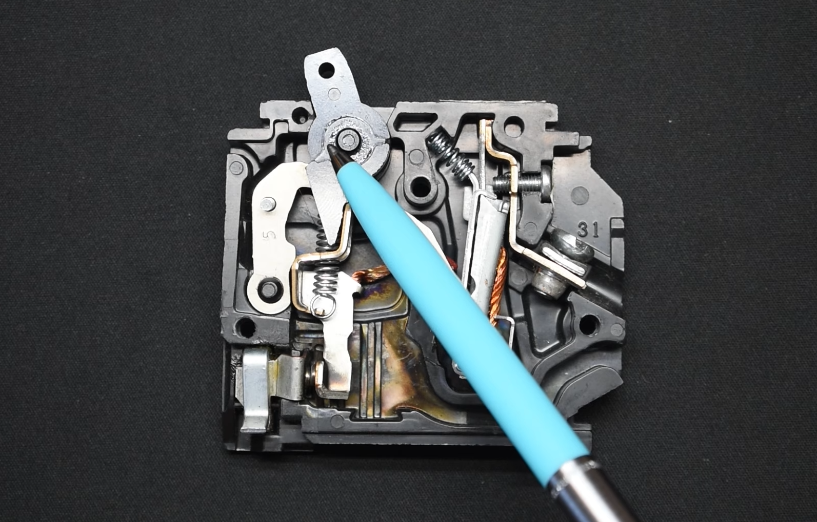 Circuit Breaker Won’t Reset How to Fix? ElectronicsHacks