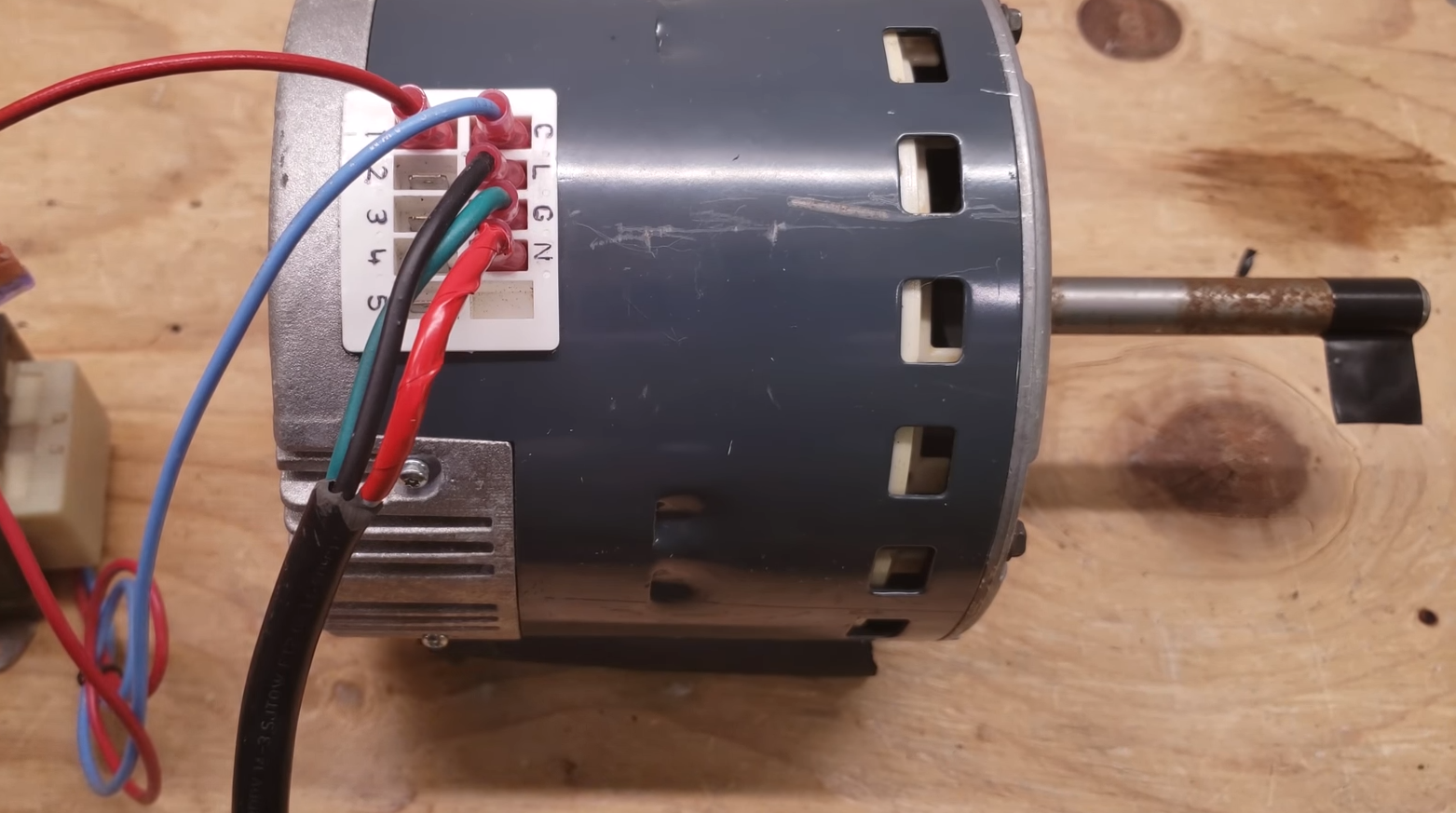 Do ECM Motors Have Capacitors? - ElectronicsHacks