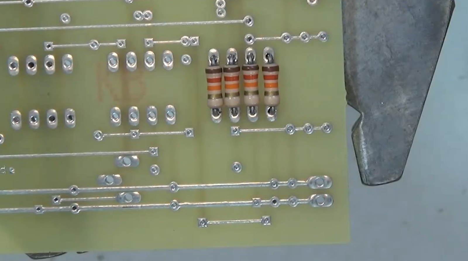 Does a Resistor Have Polarity? - ElectronicsHacks