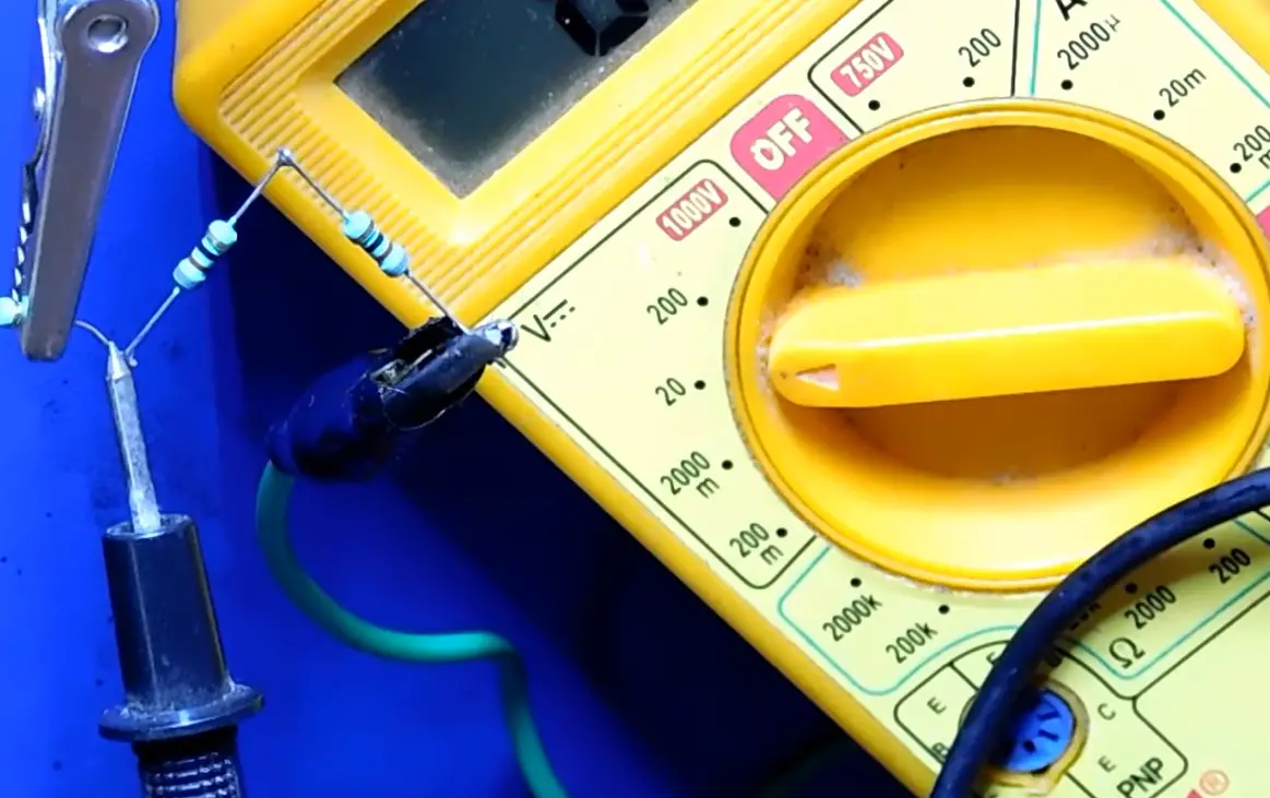 Does a Resistor Reduce Voltage? ElectronicsHacks