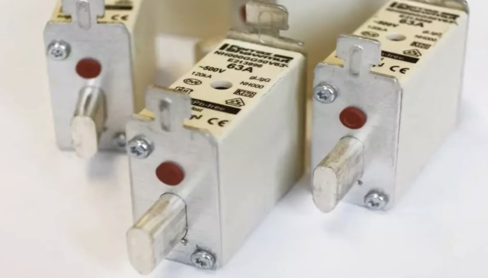 Fuse Box vs. Circuit Breaker What’s the Difference? ElectronicsHacks