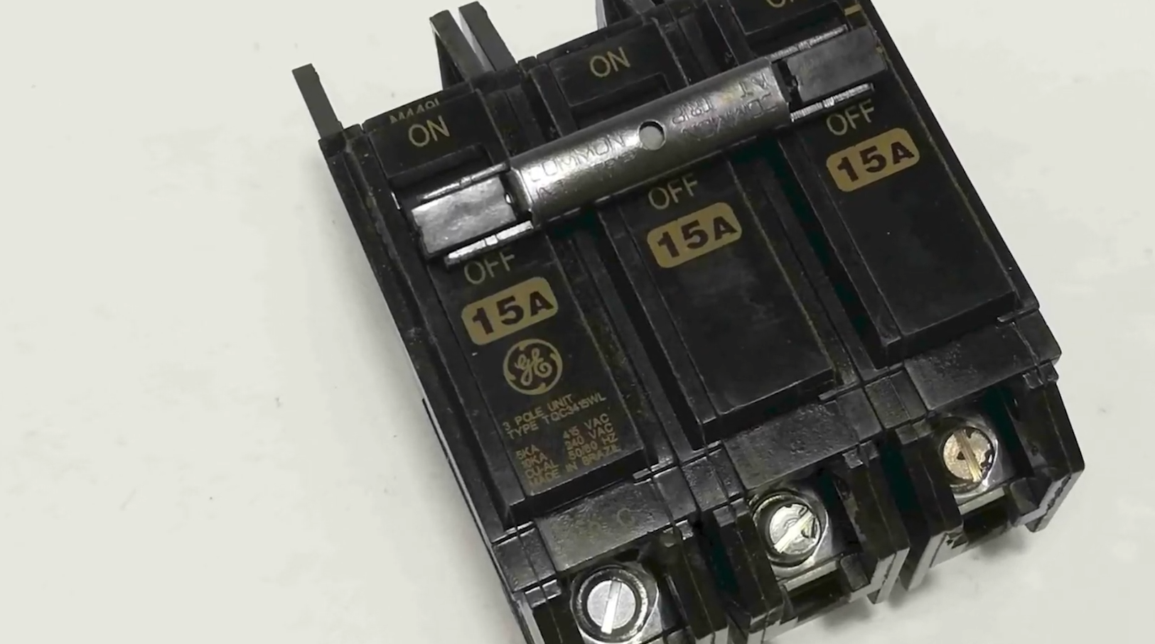 Fuse Box vs. Circuit Breaker What’s the Difference? ElectronicsHacks