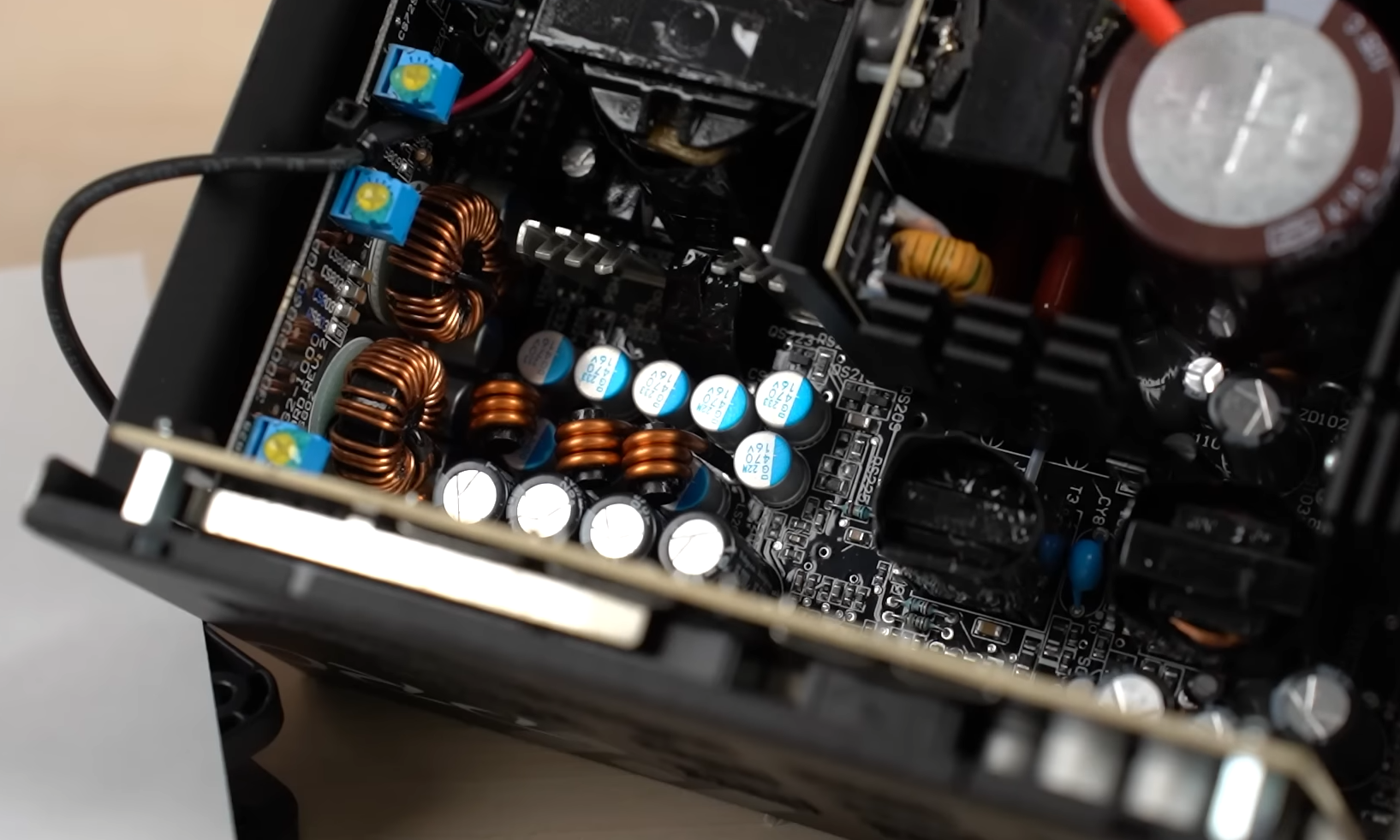 How Long Do Electrolytic Capacitors Last? ElectronicsHacks