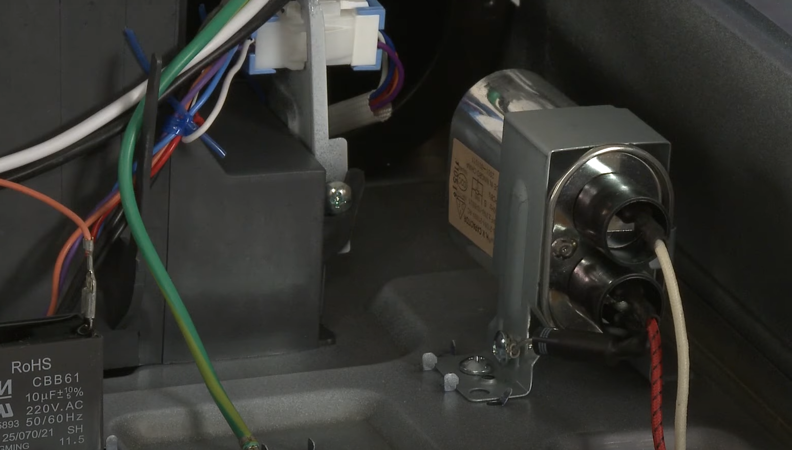 How Long Does It Take for a Microwave Capacitor to Discharge