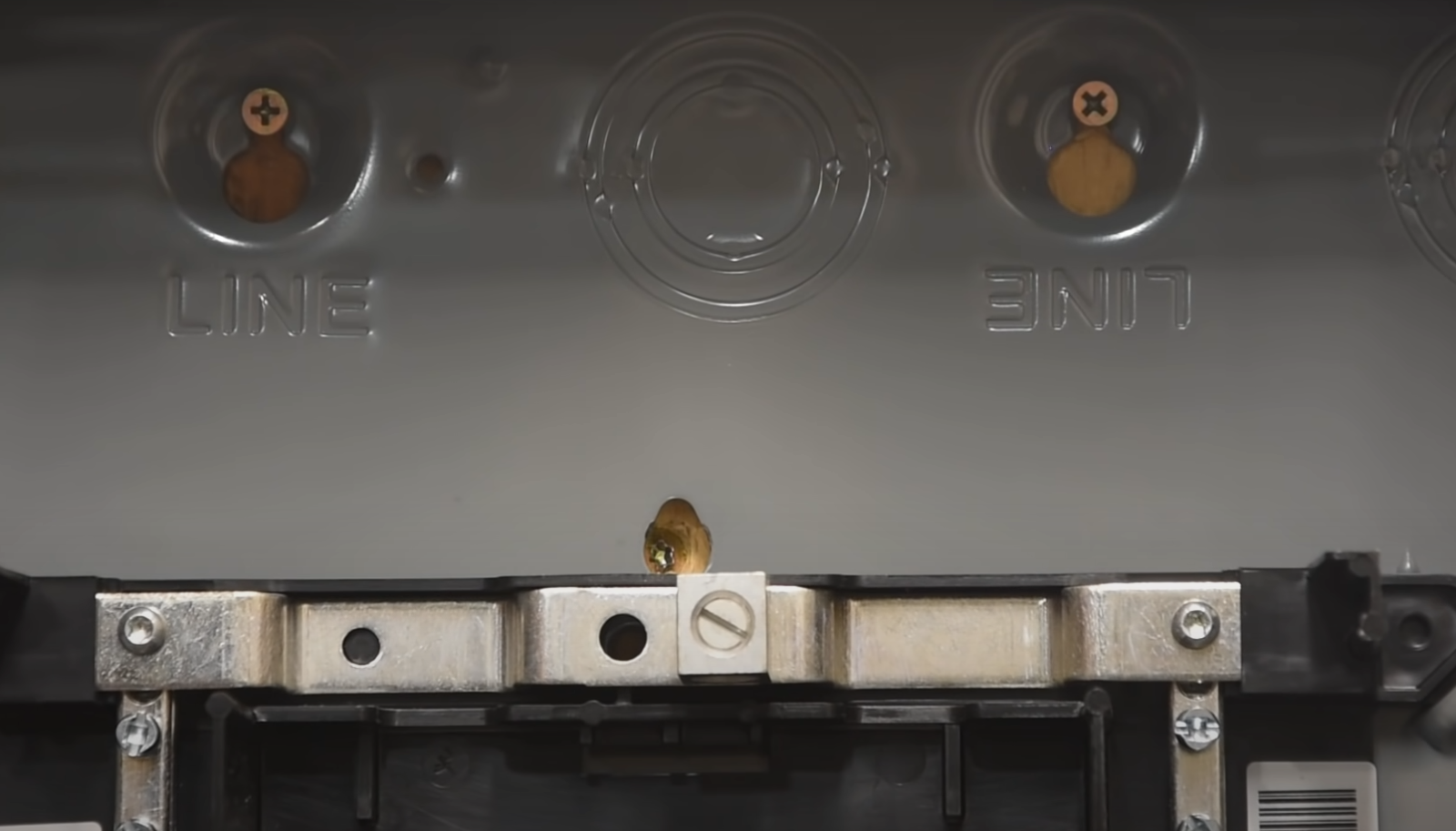 How Many Watts Can a 20Amp Breaker Handle? ElectronicsHacks