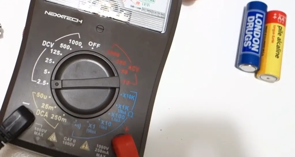 How to test a lithium battery with a multimeter?
