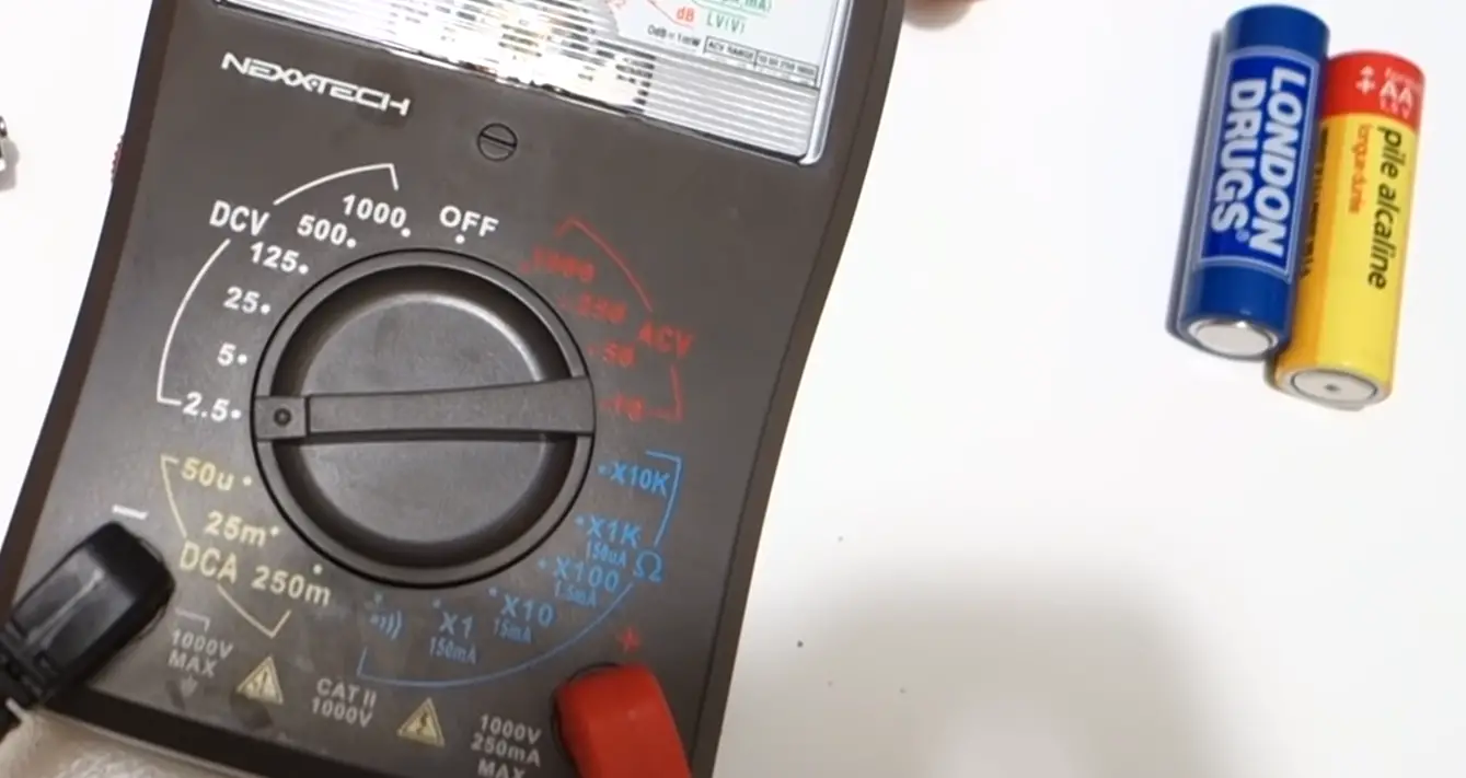 How to Test AA Batteries With a Multimeter? - ElectronicsHacks