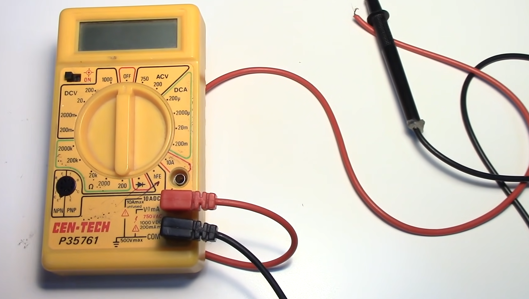 How to Test AA Batteries With a Multimeter? - ElectronicsHacks