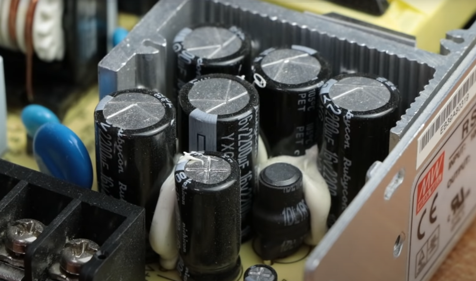 Why the Circuit Has Low Output Impedance and High Input Impedance