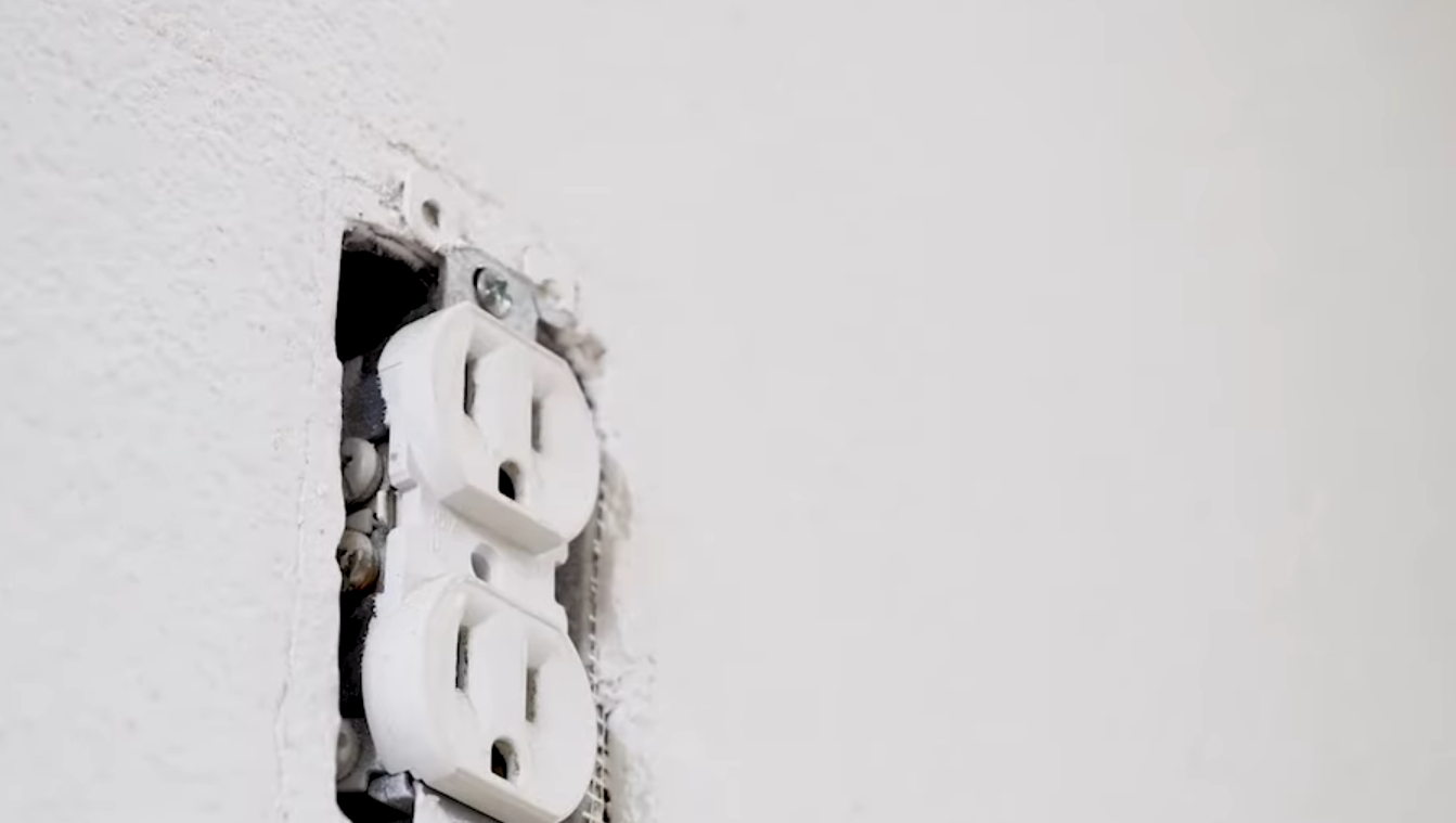 How to Fix a Buzzing Electrical Outlet? ElectronicsHacks