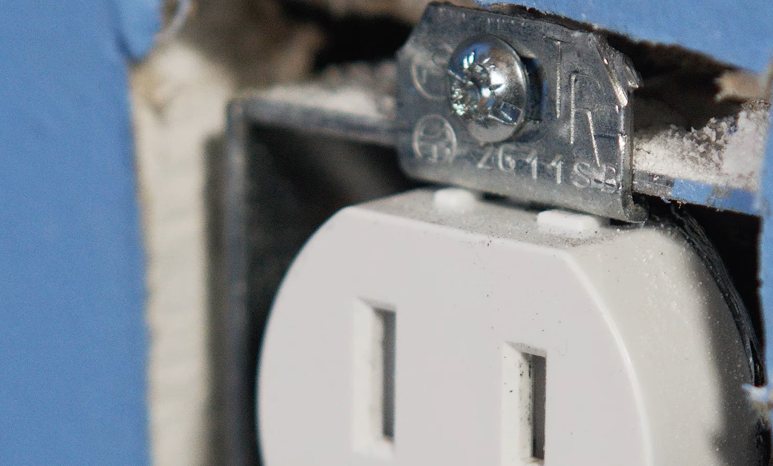 How to Fix a Loose Electrical Outlet? ElectronicsHacks