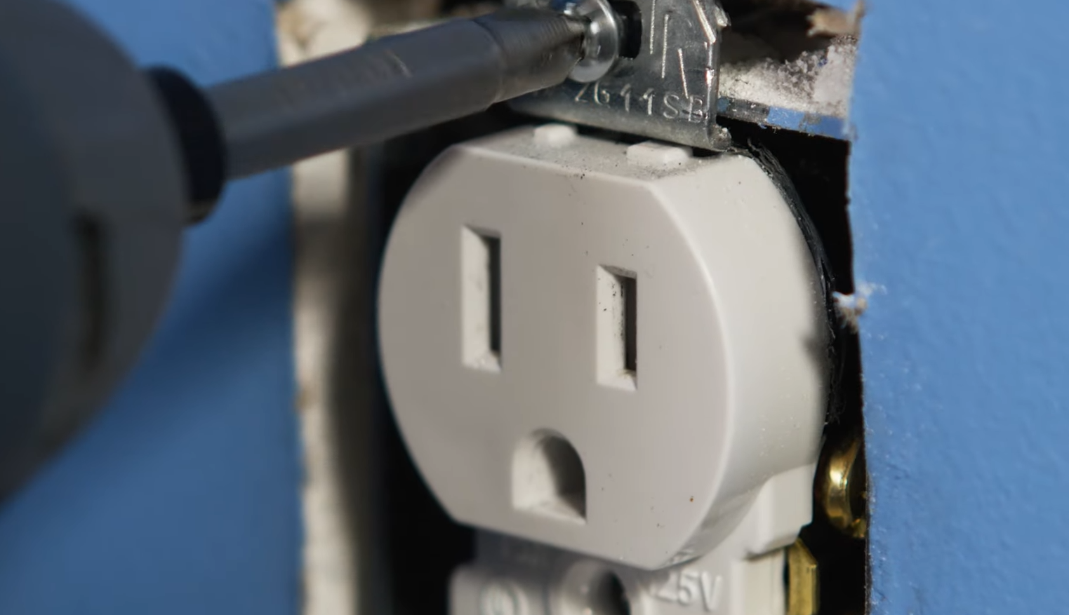 How To Fix A Loose Electrical Outlet? - ElectronicsHacks