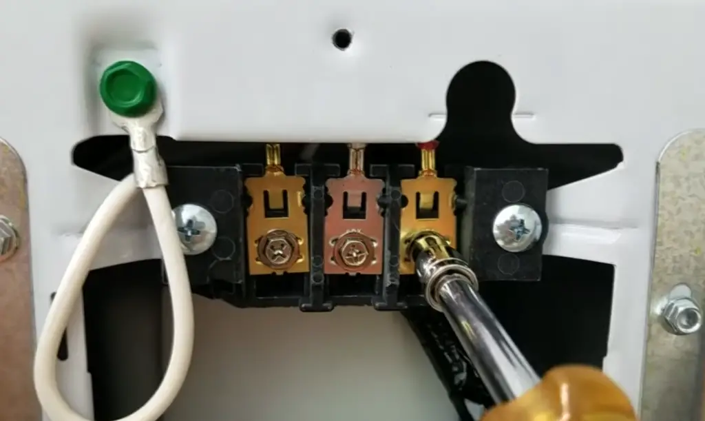What Are Some Common Reasons Why A 3-Wire System May Be Used With A 4-Prong 220V Plug?