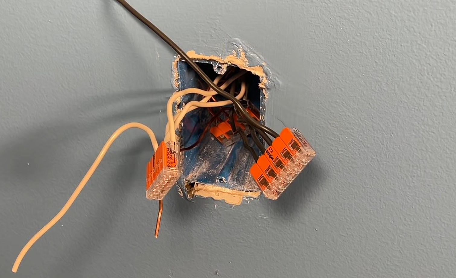 How to Wire a GFCI Outlet With Multiple Outlets? ElectronicsHacks