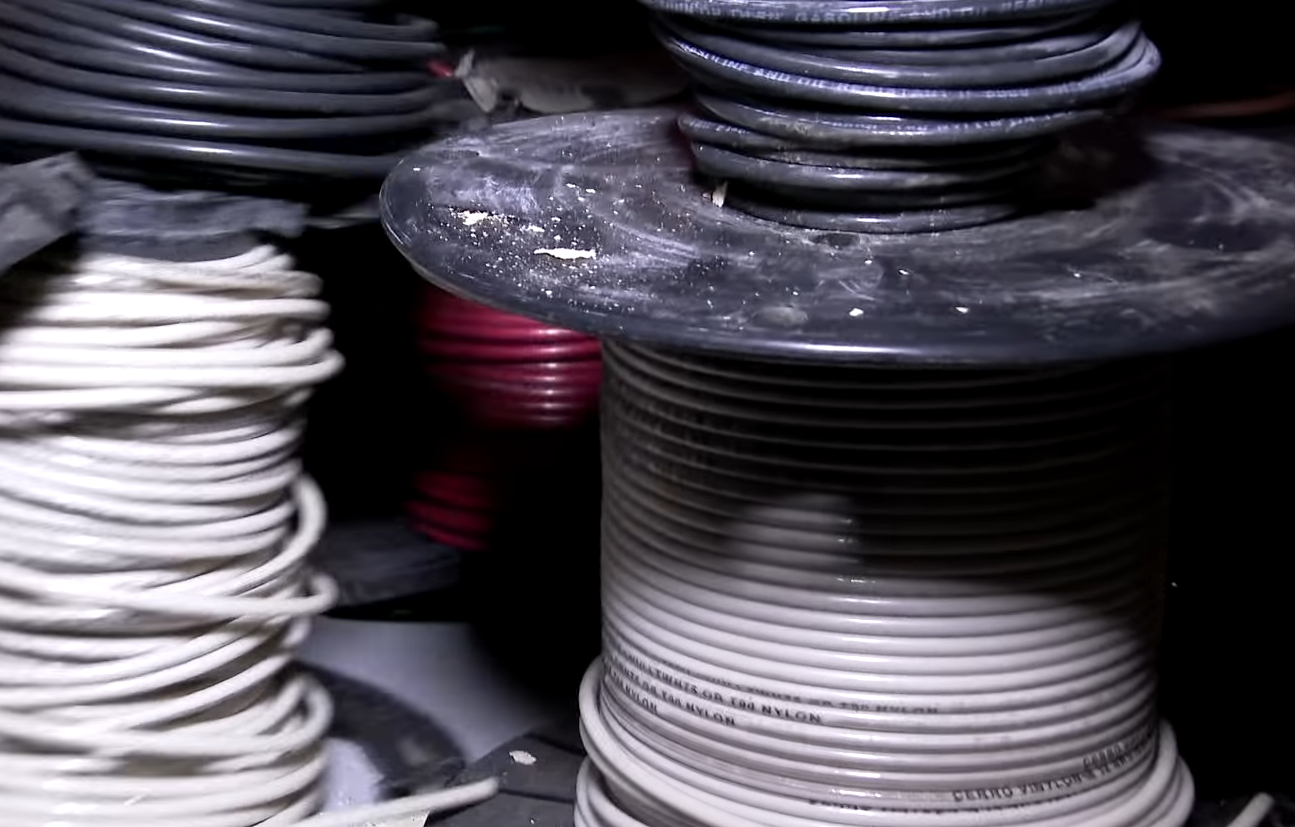 How Does a Circuit Breaker Work? ElectronicsHacks