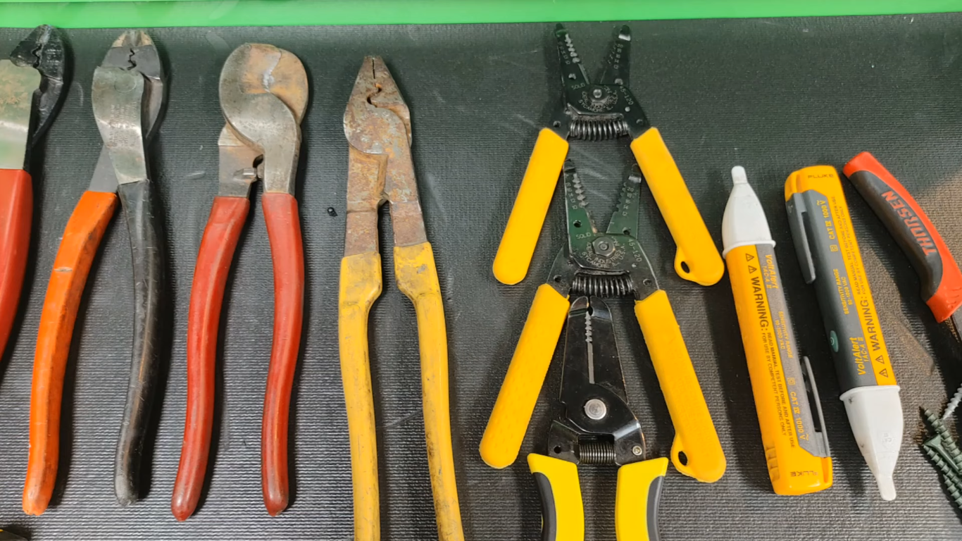 How Many 14 Gauge Wires in a Red Wire Nut? ElectronicsHacks