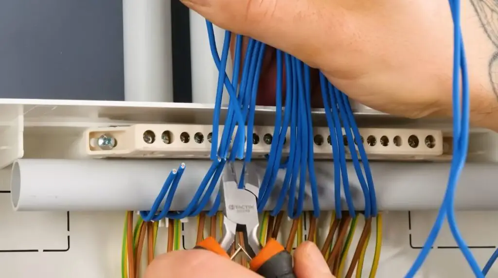 What Do I Need to Know Before Becoming an Electrician Apprentice?
