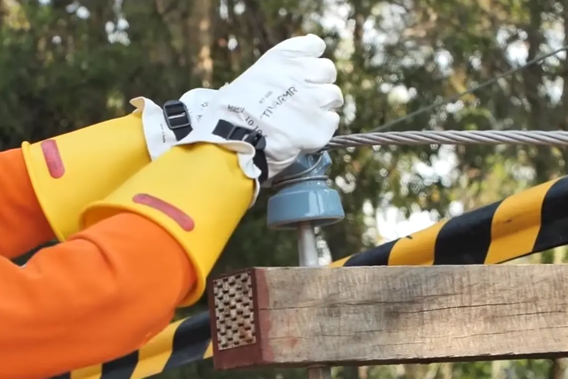 What Kind of Gloves Do Electricians Wear? ElectronicsHacks