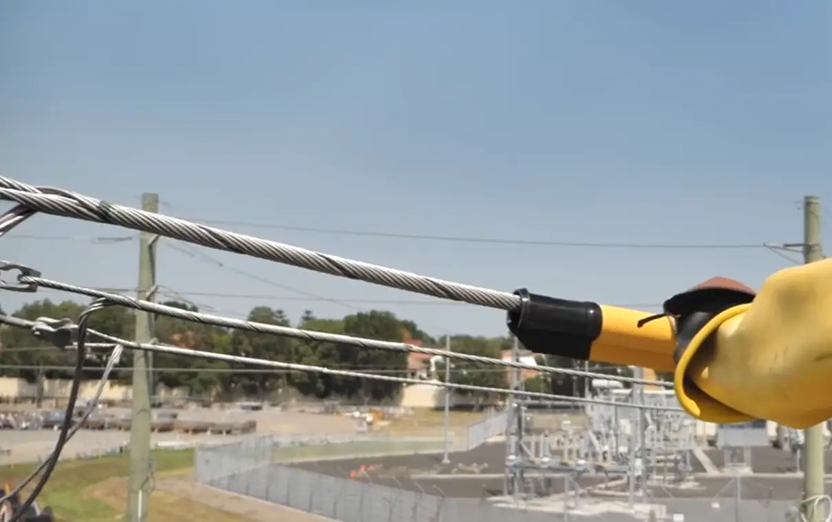 What Kind of Gloves Do Electricians Wear? ElectronicsHacks