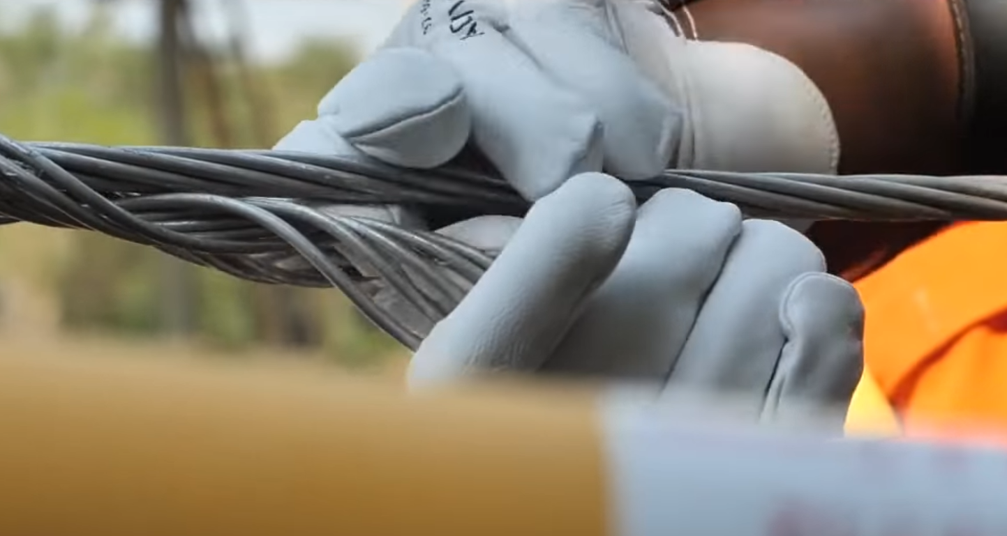 What Kind of Gloves Do Electricians Wear? ElectronicsHacks