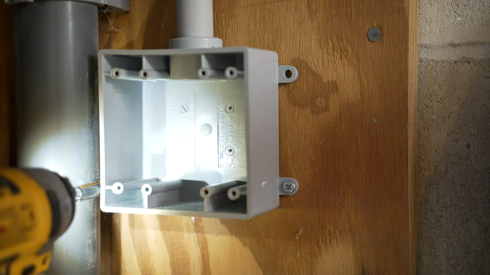 how-much-do-electricians-charge-per-outlet-electronicshacks