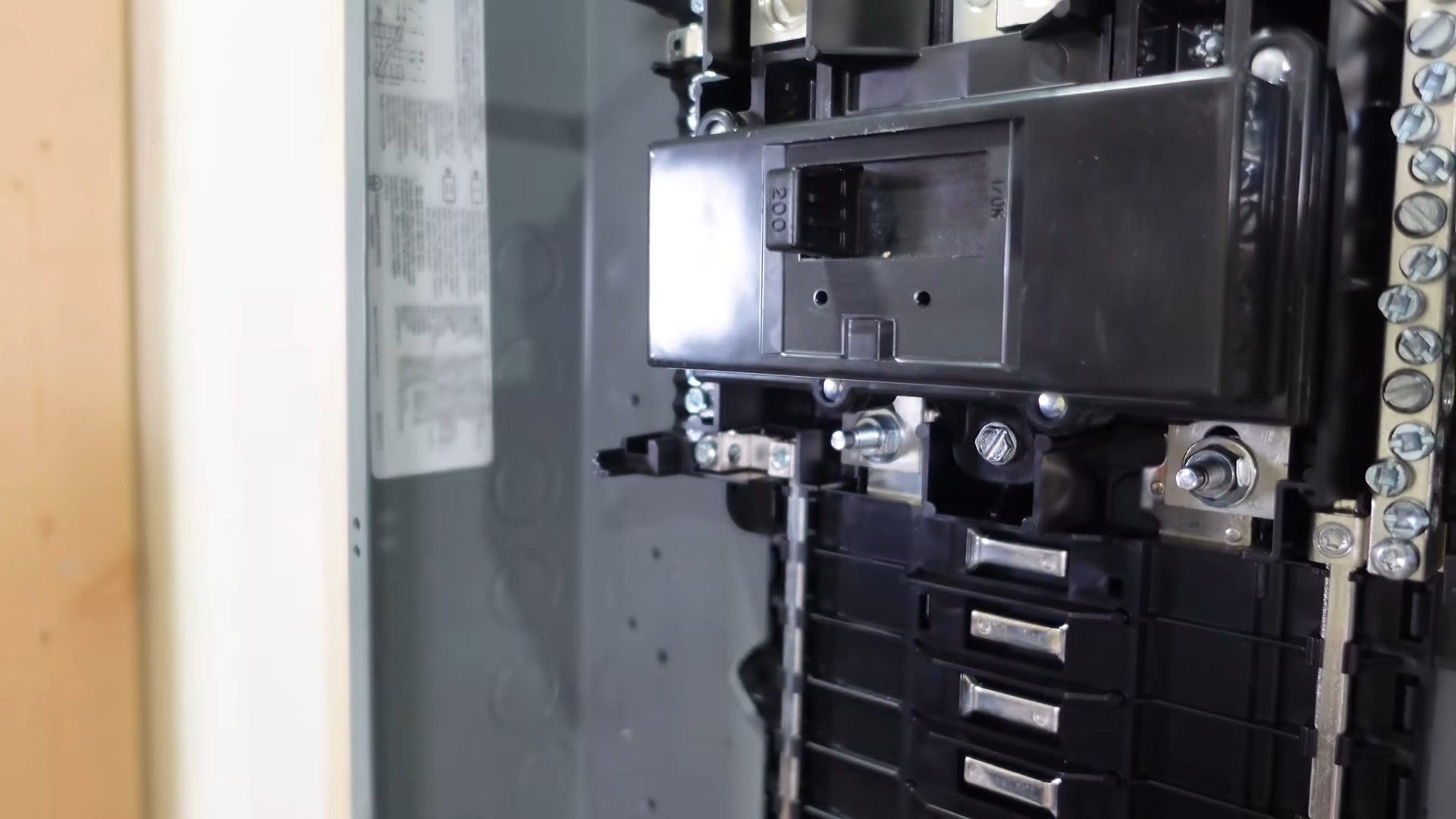 Main Lug vs. Main Breaker What’s the Difference? ElectronicsHacks